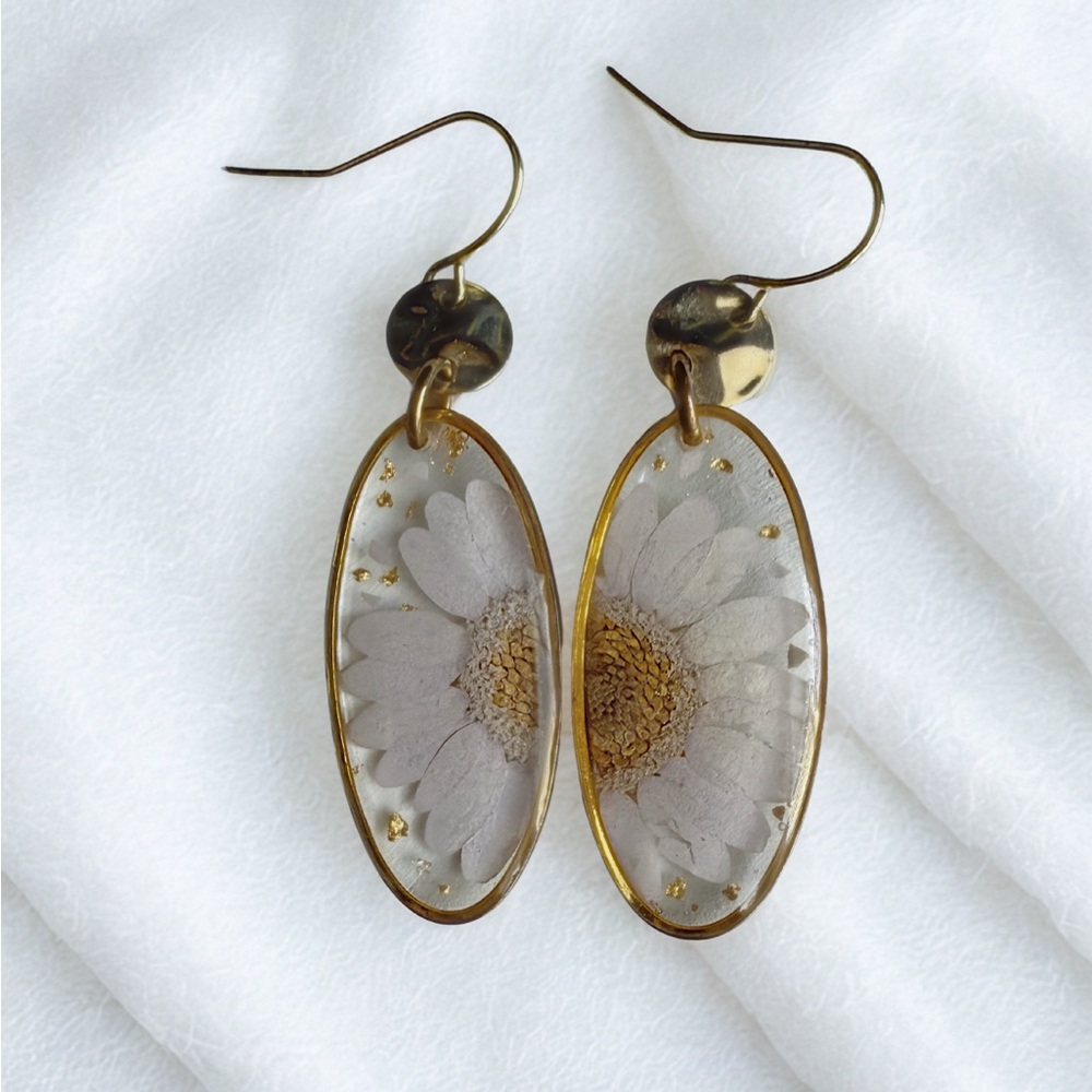 Gold Tone Light Purple Handmade Daisy Earrings